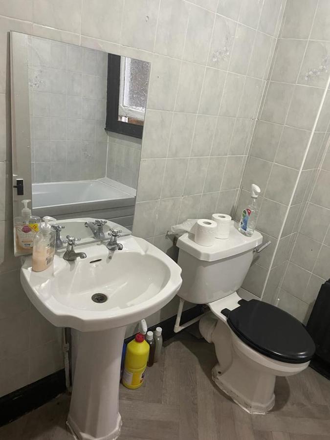 One Room To Stay With Fantastic Host London Bagian luar foto